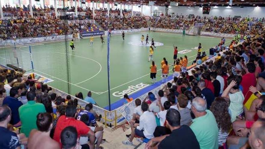 Una panorámica general del pabellón antequerano, durante el encuentro definitivo para poder conocer la selección ganadora.