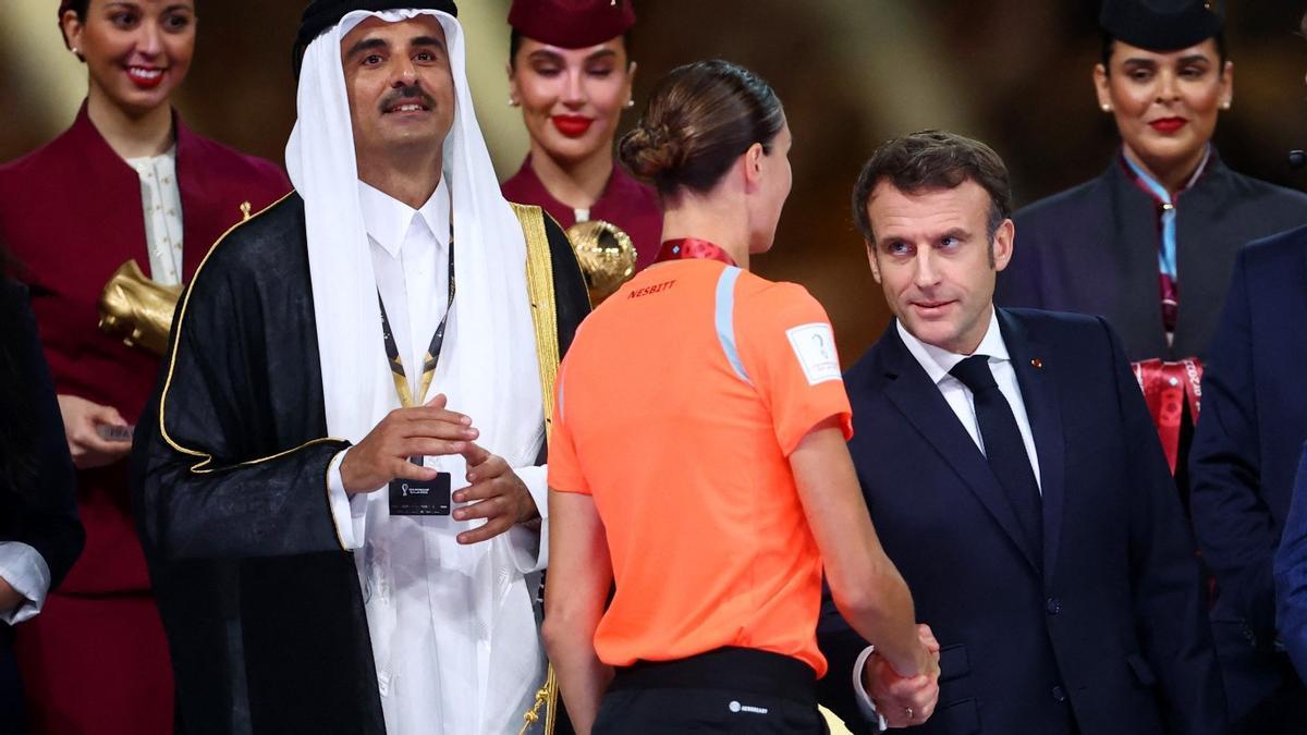 El presidente de Francia Emmanuel Macron saluda a la árbitra estadounidense Kathryn Nesbitt en presencia del emir de Qatar, a la izquierda, este domingo.