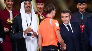 ¿L’emir de Qatar li ha donat la mà a l’àrbitra després de la final del Mundial 2022?