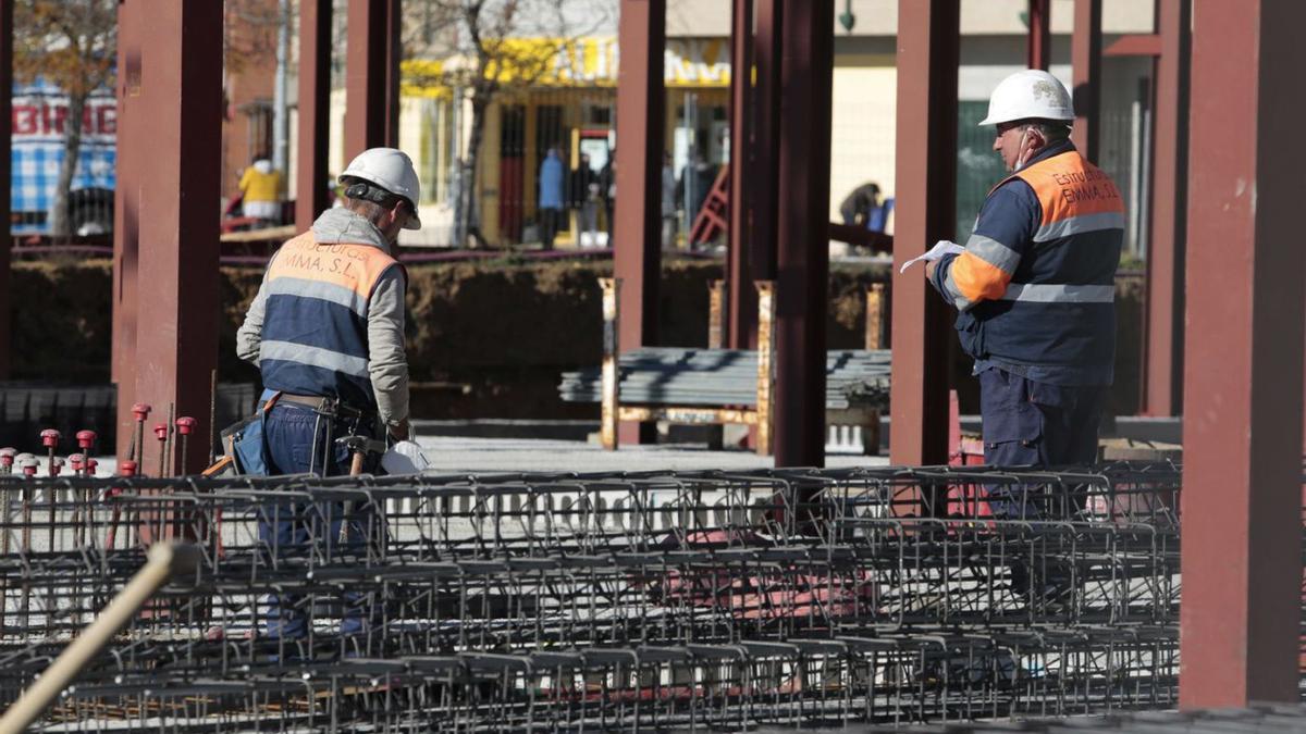 Dos trabajadores durante las obras del conservatorio de León. | Campillo - Ical