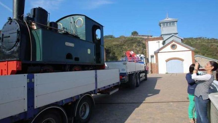 La alcaldesa de Castrillón, Yasmina Triguero, fotografía a la &quot;Eleonore&quot; llegando a Arnao procedente del Museo del Ferrocarril.