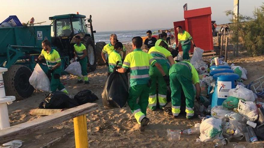 Lleno en las playas de Elche tras retirar 12 toneladas de basura de la noche de San Juan