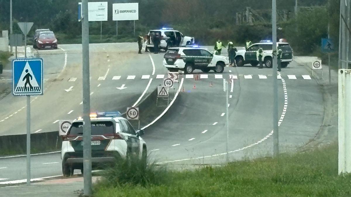 Parte del despliegue policial, en el polígono industrial de Sanxenxo, esta mañana.