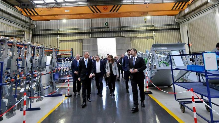 Andreas Schierenbeck -en primer término, a la izquierda-, junto a Manuel Antonio Álvarez, ayer, guiando a los presentes durante la visita que se organizó a la factoría de La Pereda.