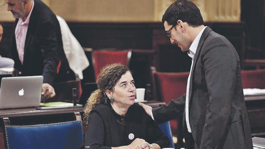 Negueruela y la consellera de Presidencia, la socialista Pilar Costa, ayer en el pleno del Parlament.