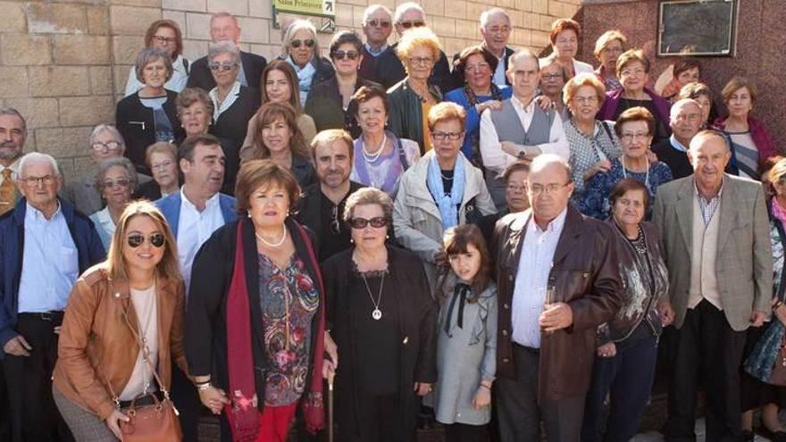 Guillermina Candás, en el centro con gafas de sol, en el homenaje vecinal.