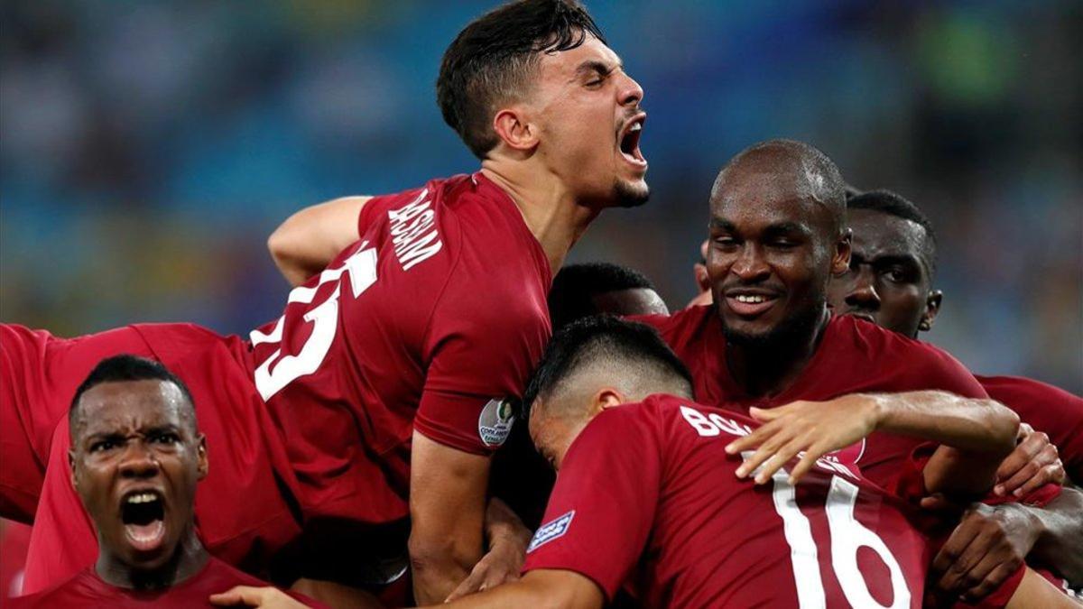 Catar celebra un gol ante Paraguay