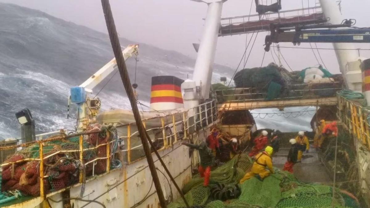 Tripulantes en cubierta del «Villa de Pitanxo», en una marea anterior a la del naufragio.