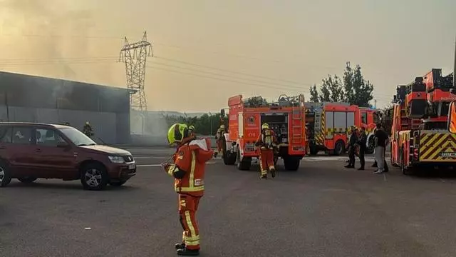 Susto por un incendio de una nave industrial en Alberic
