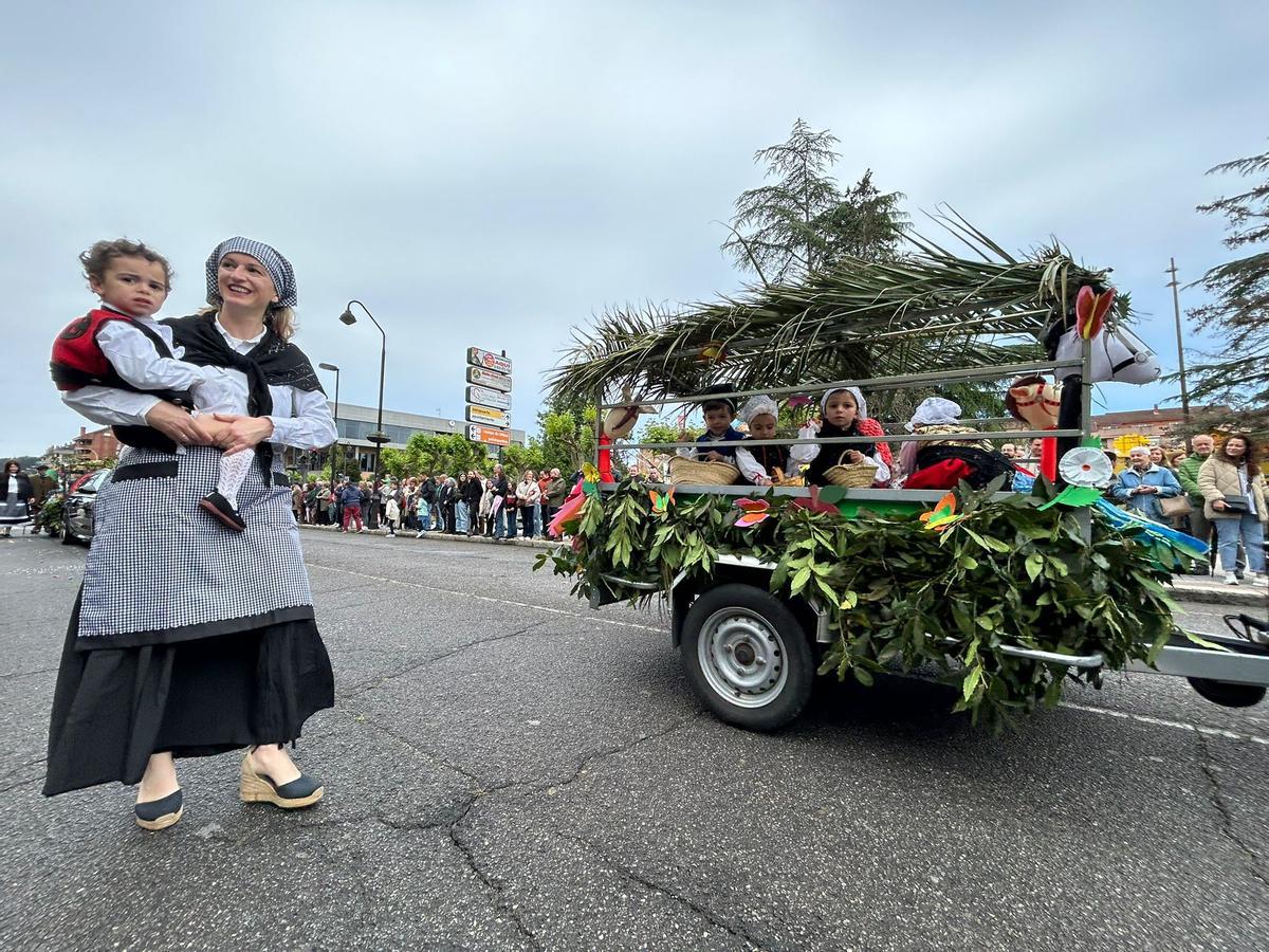 EN IMÁGENES: Castrillón se vuelca con la cabalgata de carrozas y xarrés