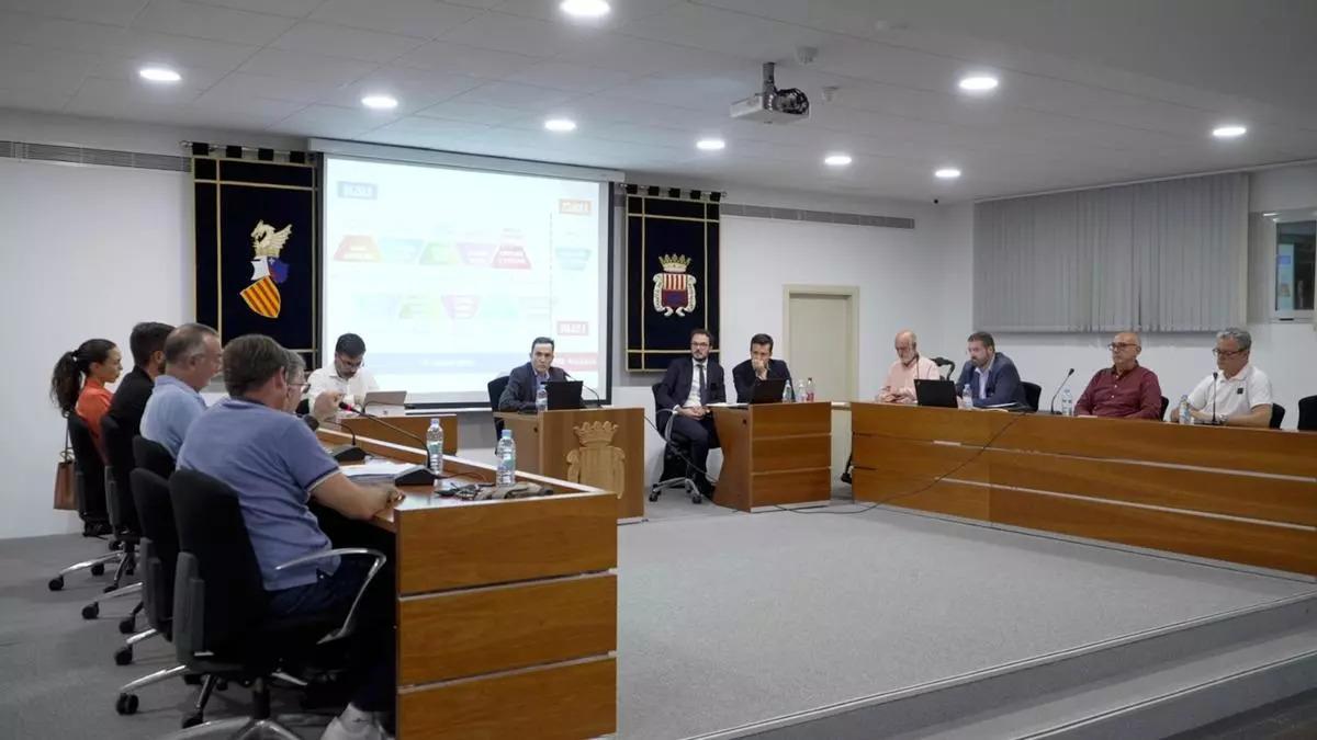 Audiencia pública que hubo en 2022 en torno a 'La Piscina del Cantó'.