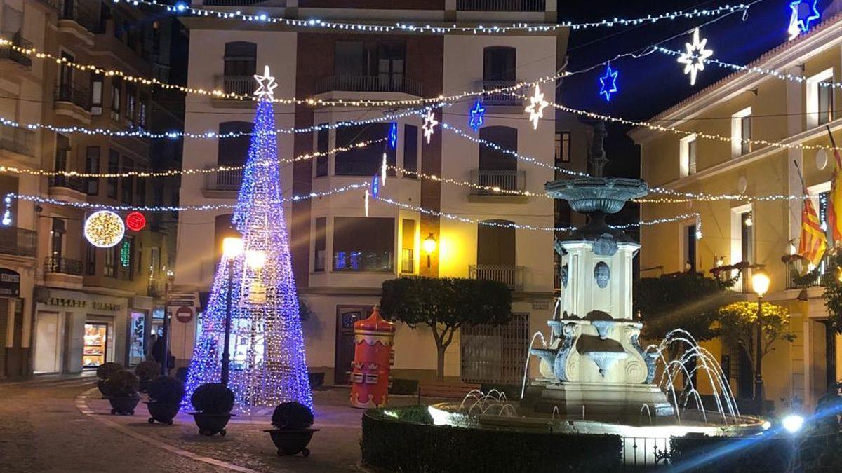 La plaza del Ayuntamiento de Segorbe con iluminación navideña.