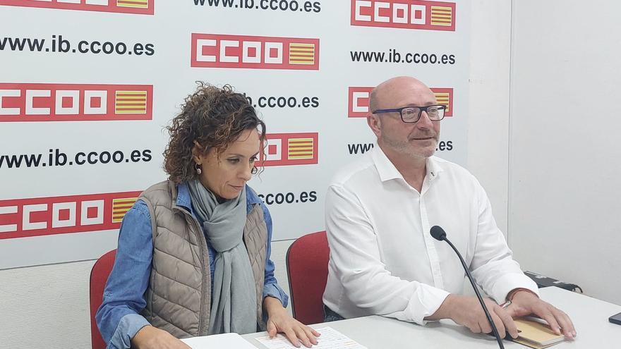 La secretaria de Empleo y Política Sectorial de CCOO en Baleares, Maria Àngels Aguiló, y el secretario general de CCOO, José Luis García, en la presentanción del informe sobre el salario de referencia en el archipiélago.