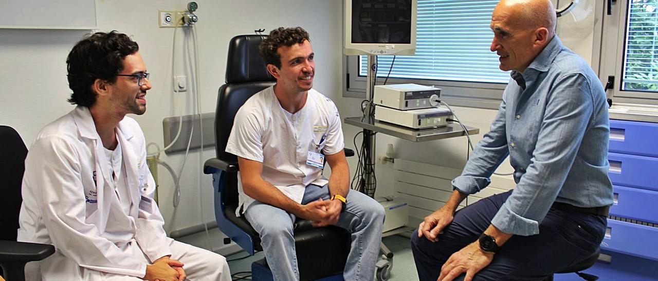 Asensio, ayer, conversando con Jaime Grobas (a la izquierda) y Mario Canteli en la consulta . | T. Cascudo