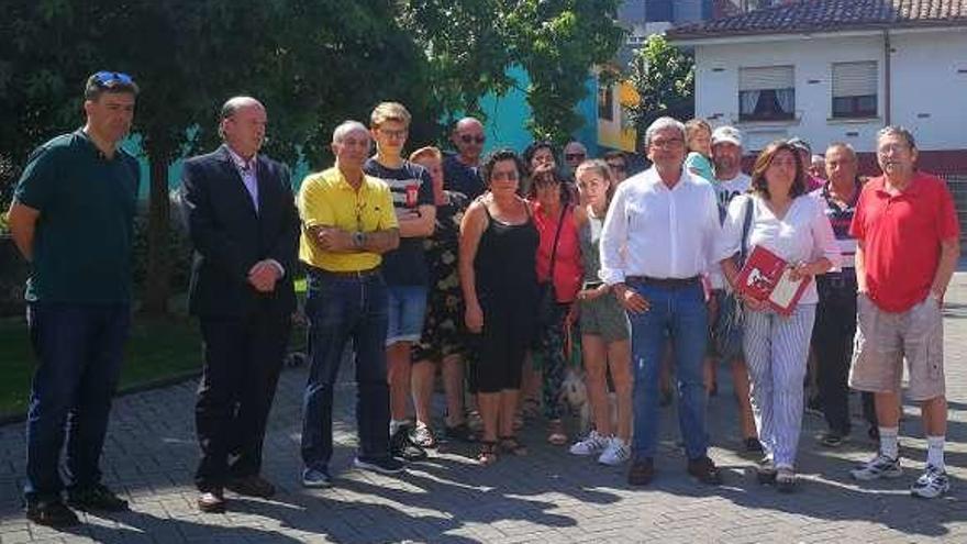 Vecinos de El Coto con representantes del PP de Gijón.