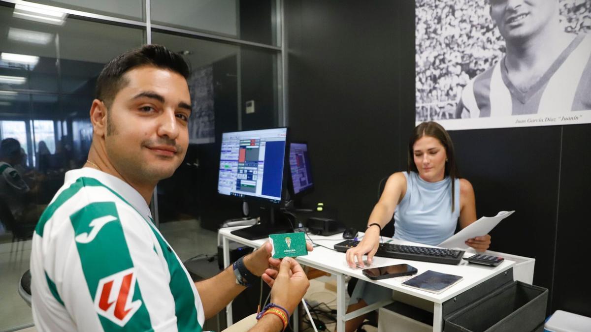 Aficionado blanquiverde renueva su abono con el Córdoba CF de cara a la campaña 2026-2027.