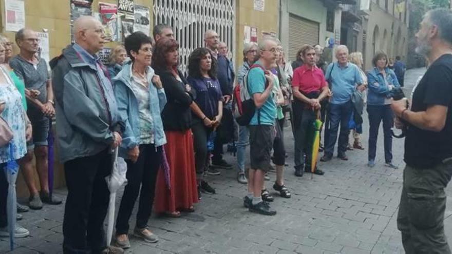 Assistents a la visita a la plaça del Doctor Saló, on hi havia l&#039;antic hospital de sang en època carlina