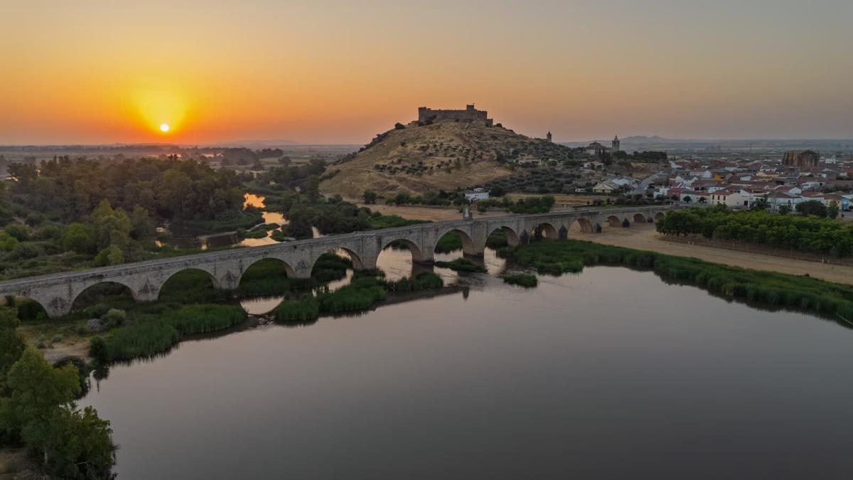 Vista general de Medellín y el puente.