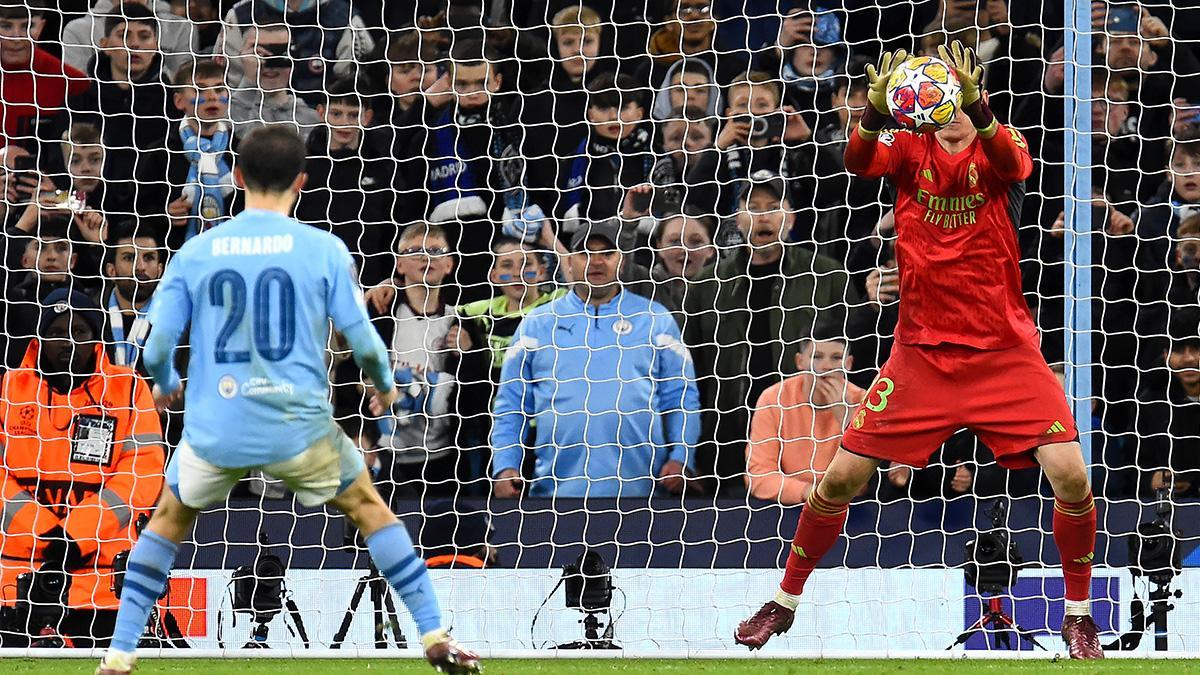Lunin clasificó al Madrid en los penaltis ante el City, en 2024 al parar el disparo de Bernardo SIlva