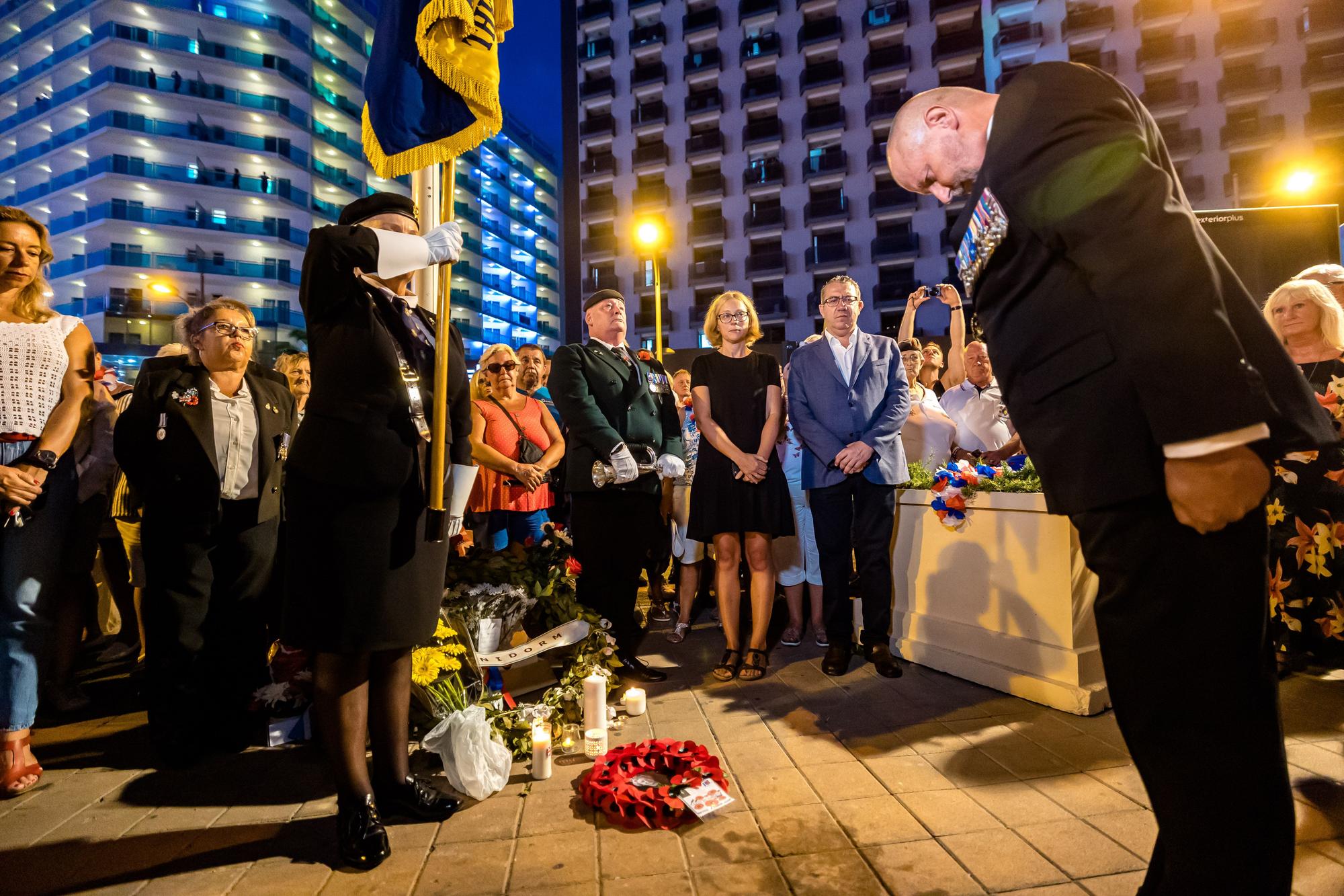 Británicos residentes y turistas de Benidorm rinden un sentido homenaje a Elizabeth II en el espacio habilitado por el Ayuntamiento en la zona inglesa de la ciudad.