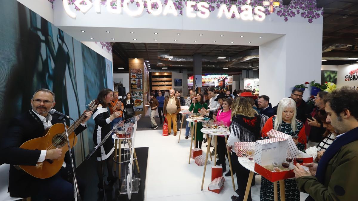 Maridaje de gastronomía y flamenco en el estand de Córdoba en Fitur.