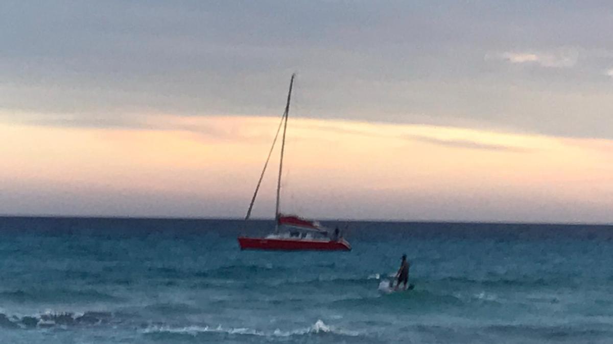 Velero tipo ‘taxi patera’ que desembarcó a los cinco migrantes en la playa de Migjorn. 