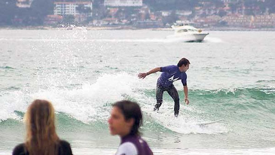 El campeonato de surf organizado por Zorlak volvió a llenar tanto las olas como la arena de la emblemática playa de A Lanzada. // Muñiz