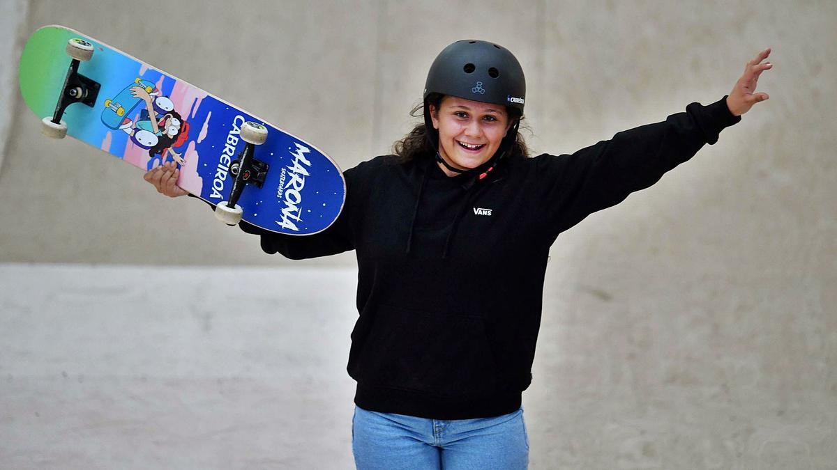 Julia Benedetti, con su ‘skate’ en la mano, estira los brazos en las instalaciones del Maroña Skatepark, donde se entrena en A Coruña. |  // VÍCTOR ECHAVE