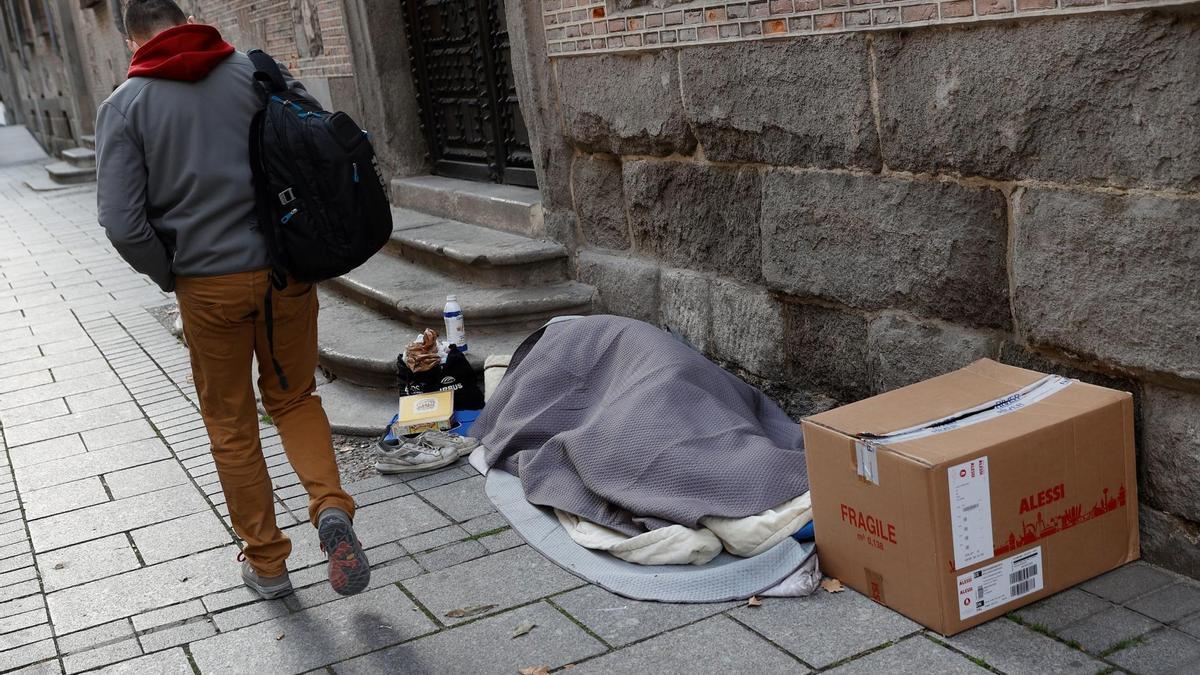 Una persona sin hogar en Madrid. EFE / Mariscal