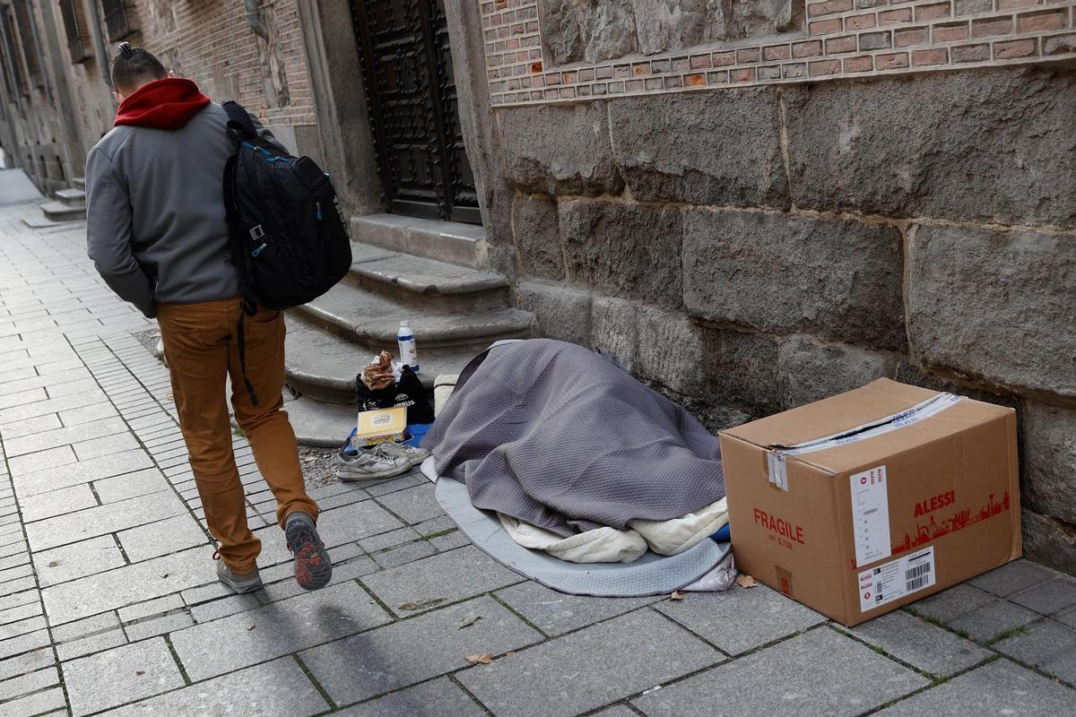 Una persona sin hogar en Madrid. EFE / Mariscal