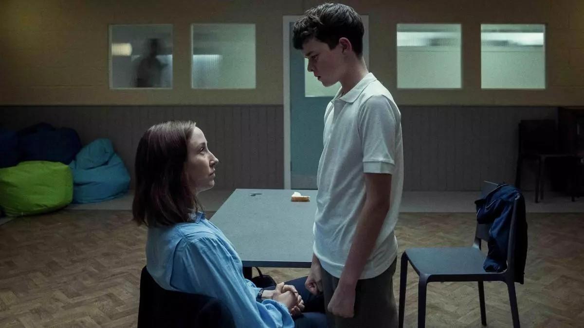 Erin Doherty (Briony) y Owen Cooper (Jamie) en el tercer episodio de 'Adolescencia'.