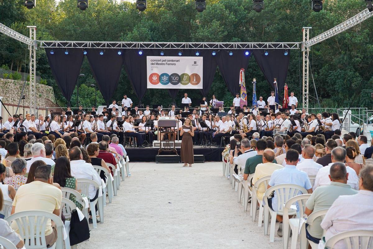 Así fue el histórico homenaje al maestro Ferrero con más de 300 músicos en Ontinyent Así fue el histórico homenaje al maestro Ferrero con más de 300 músicos en Ontinyent