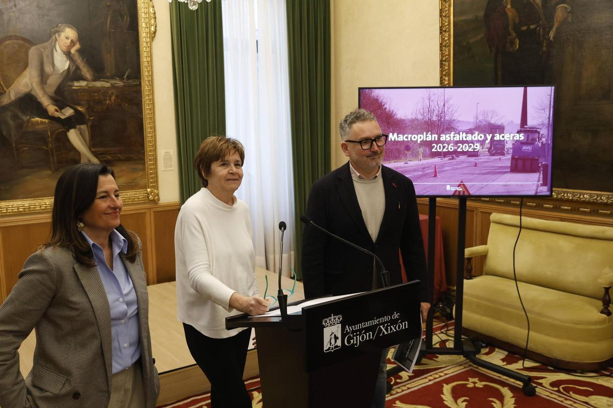 Carmen Moriyón, entre María López Castro y Gilberto Villoria, en la presentación del plan de asfaltado.