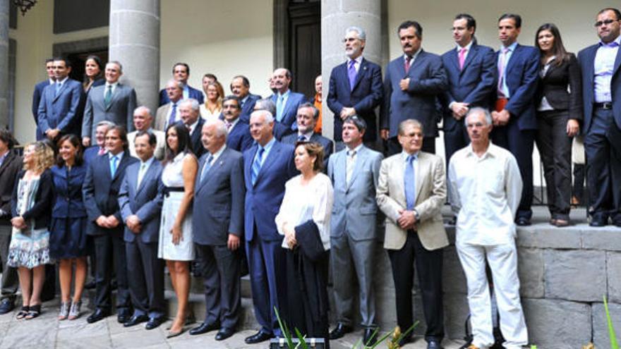 Foto de familia de los miembros del Parlamento regional, ex presidentes autonómicos e impulsores de la iniciativa respaldada ayer.