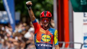 Giulio Ciccone celebra su victoria en la Clásica de San Sebastián 2025