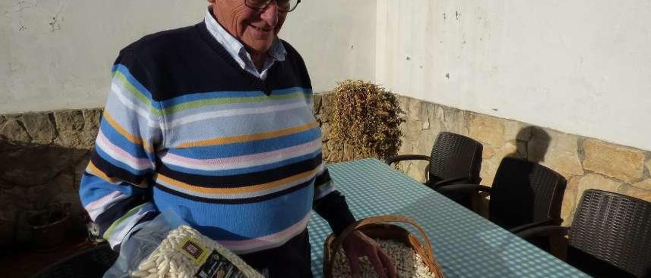 Tino Prado, con fabes de la cosecha premiada, en Argüelles.