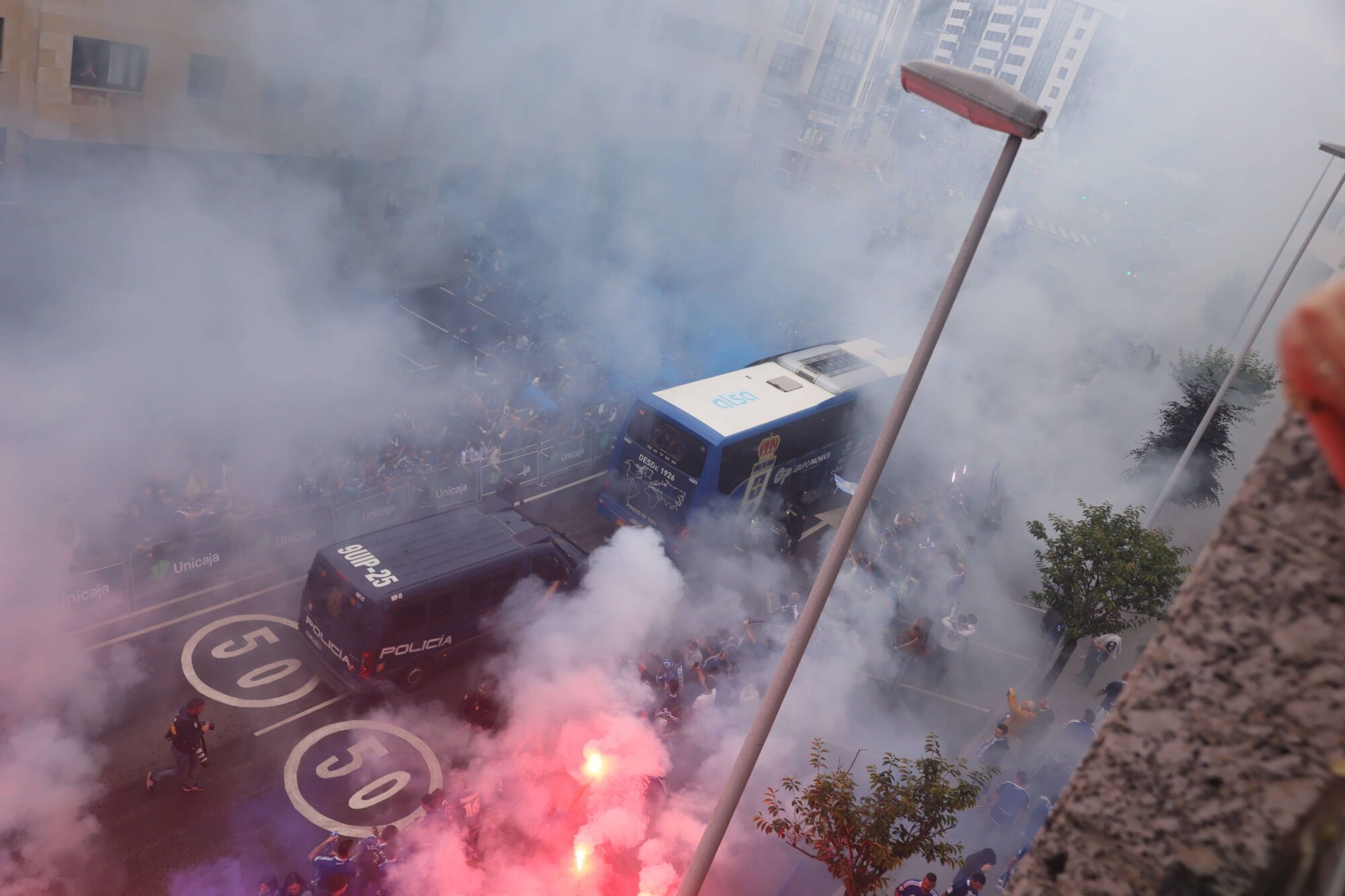 Así fue el recibimiento de la afición al Real Oviedo y toda la previa del último partido de la temporada