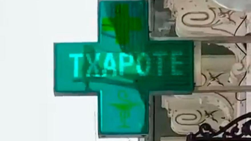 Imagen del luminoso con la frase «Que te vote Txapote».