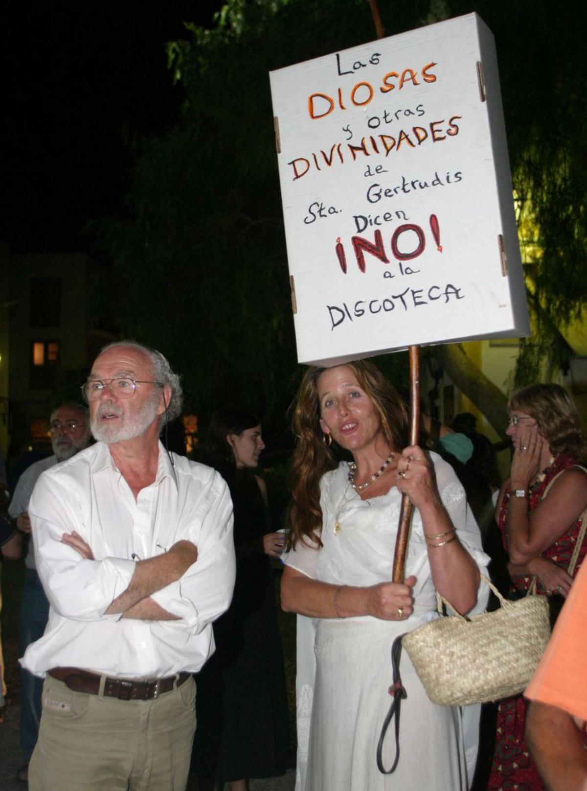 Concentración contra la discoteca en Santa Gertrudis en 2003. | MARCELO SASTRE