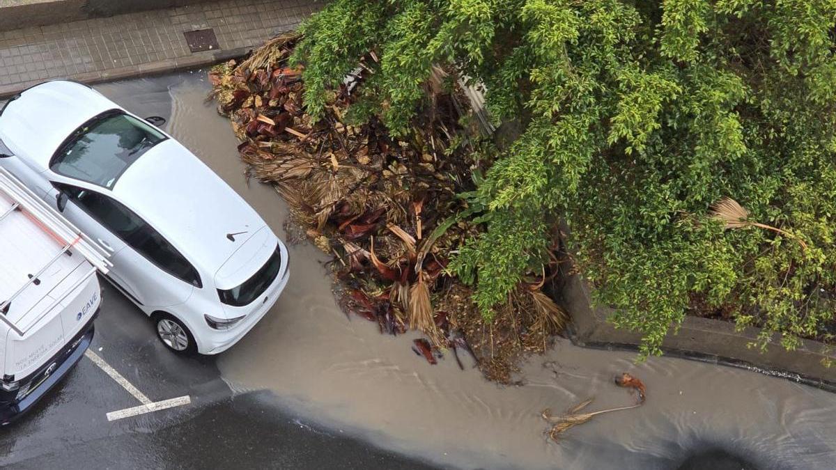 Fuertes lluvias en la zona de la Urbanización Reina Mercedes