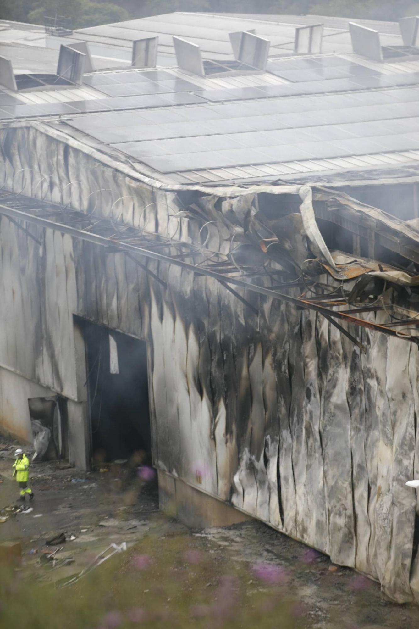 Así fue el espectacular incendio en una planta de Cogersa en Gijón (en imágenes)