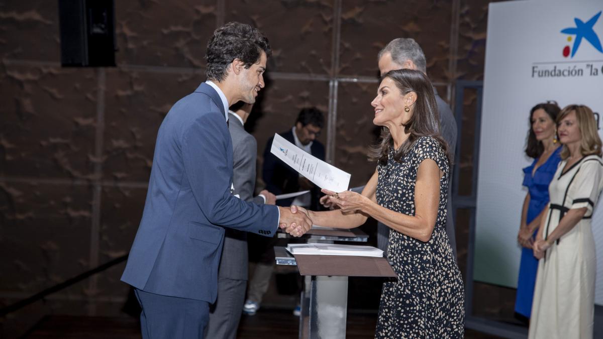 Manuel Bouzas Barcala recibe la beca de posgrado de la Fundación la Caixa de manos de la reina