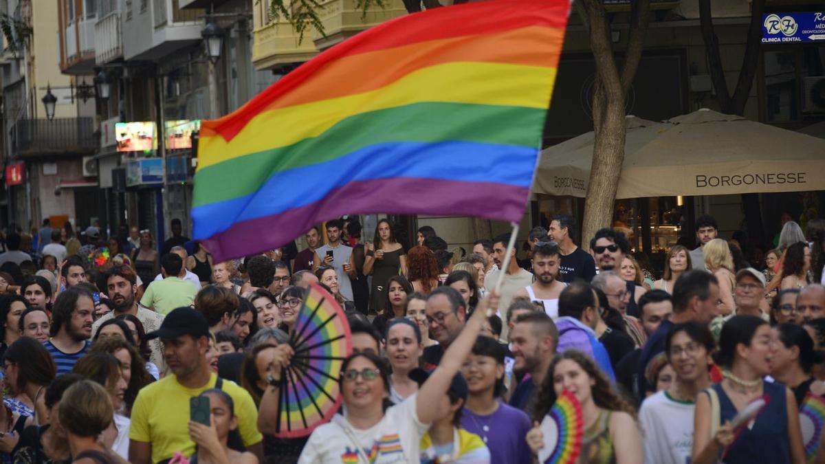 Una bandera arcoiris del colectivo LGTBI durante la movilización en la Plaça de Baix por el Orgullo en Elche