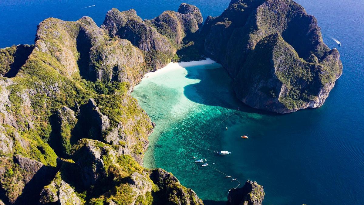 Maya Bay, la idílica playa de Tailandia que se intenta recuperar de los estragos del turismo de masas