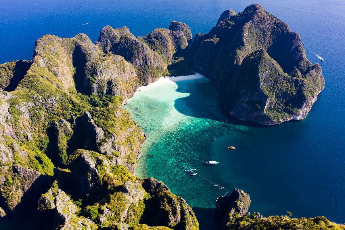 Maya Bay, situada en Phi Phi Leh, es probablemente una de las más hermosas playas del mundo