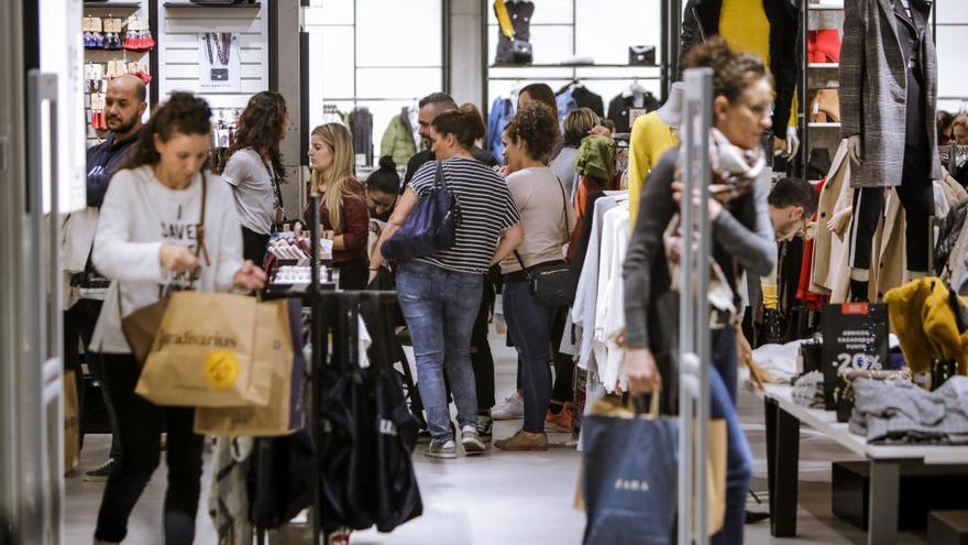 Comercios y grandes superficies de Mallorca abren hoy sus puertas al público