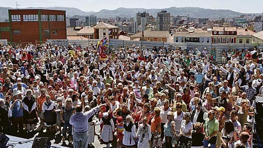 Numeroso público durante los actos del Día de Asturias en Gijón de 2015.