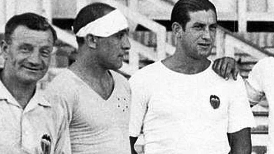 El entrenador con los futbolistas de la época Costa, Pasarín, Montañés y Abdón.