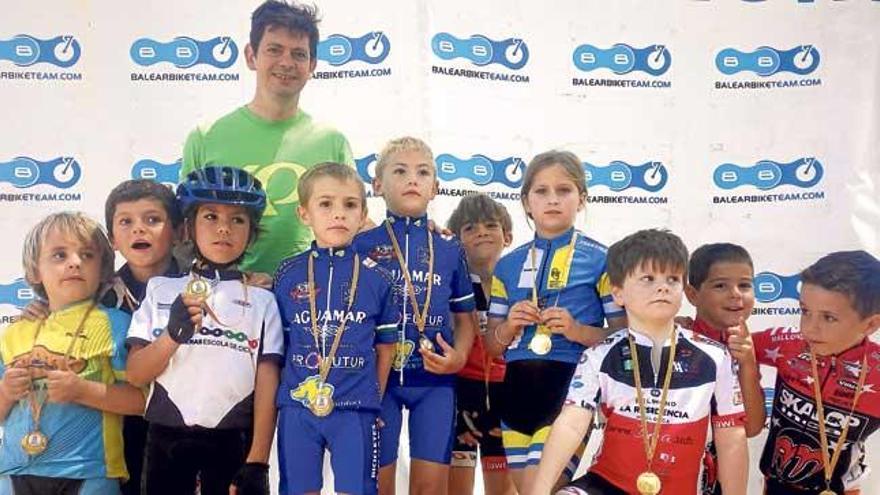 Joan Llaneras en el podio con los ciclistas premiados con medallas en las categorías de los principiantes y promesas.