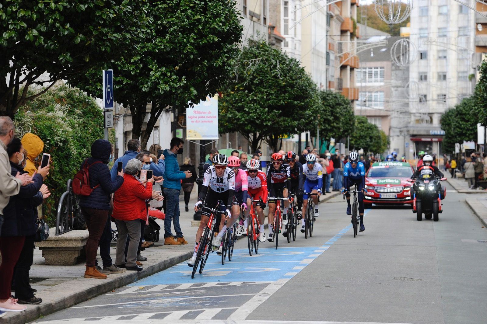 La serpiente multicolor de la Vuelta a España, a su paso por Galicia